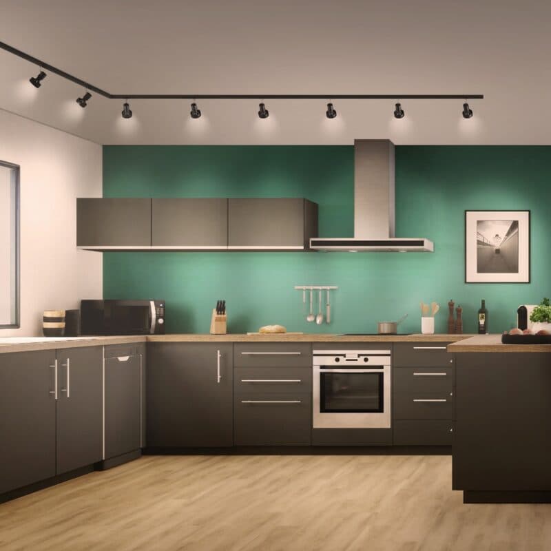 Bruck ALL-IN Schiene mit Fair Spots GU10 mit Dekoring im Wohnbeispiel
