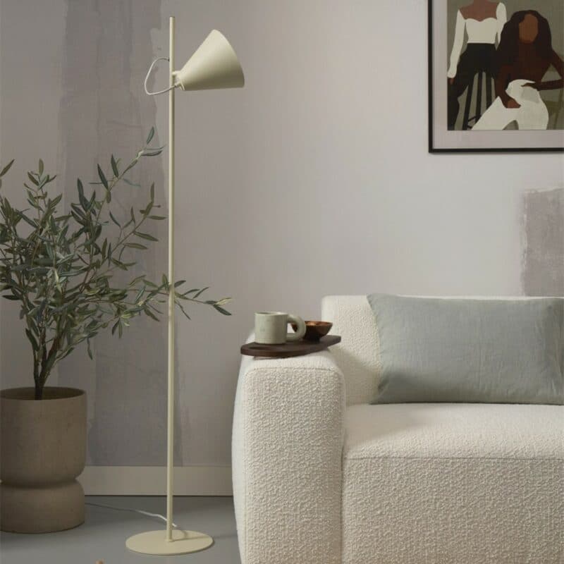 It's about Romi Stehleuchte Lisbon in Soft Green Wohnbeispiel