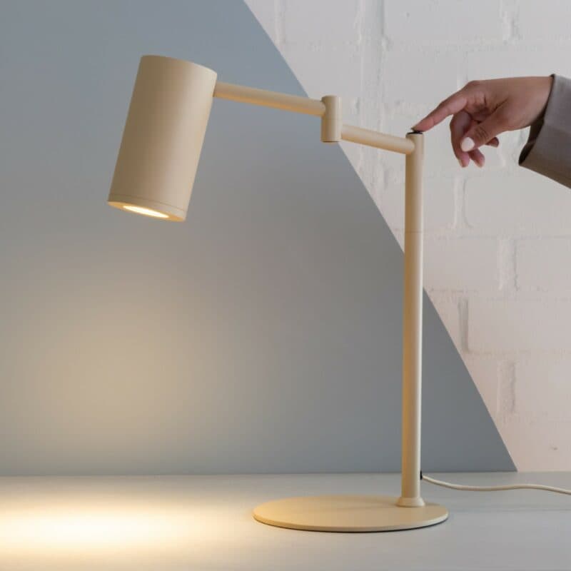 It's about Romi Tischleuchte Bilbao in Beige Wohnbeispiel