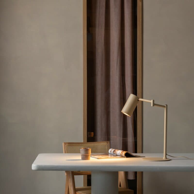 It's about Romi Tischleuchte Bilbao in Beige Wohnbeispiel
