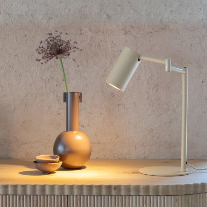It's about Romi Tischleuchte Bilbao in Beige Wohnbeispiel