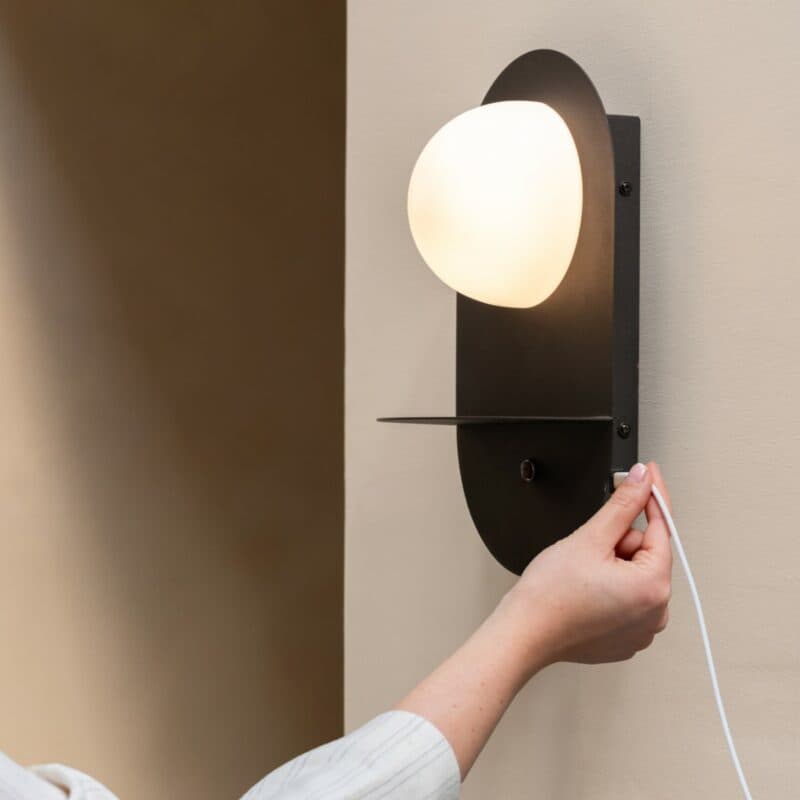 It's about Romi Wandleuchte Tokyo in Schwarz Ansicht USB-Anschluss
