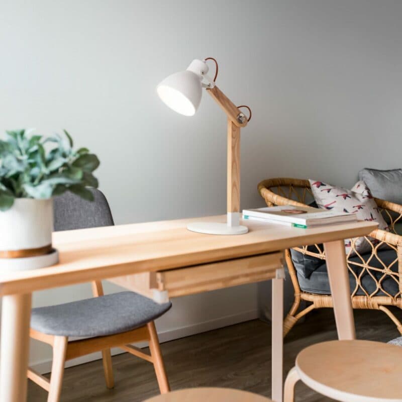 Fabas Luce Tischleuchte Sveva in Esche/Weiß Wohnbeispiel