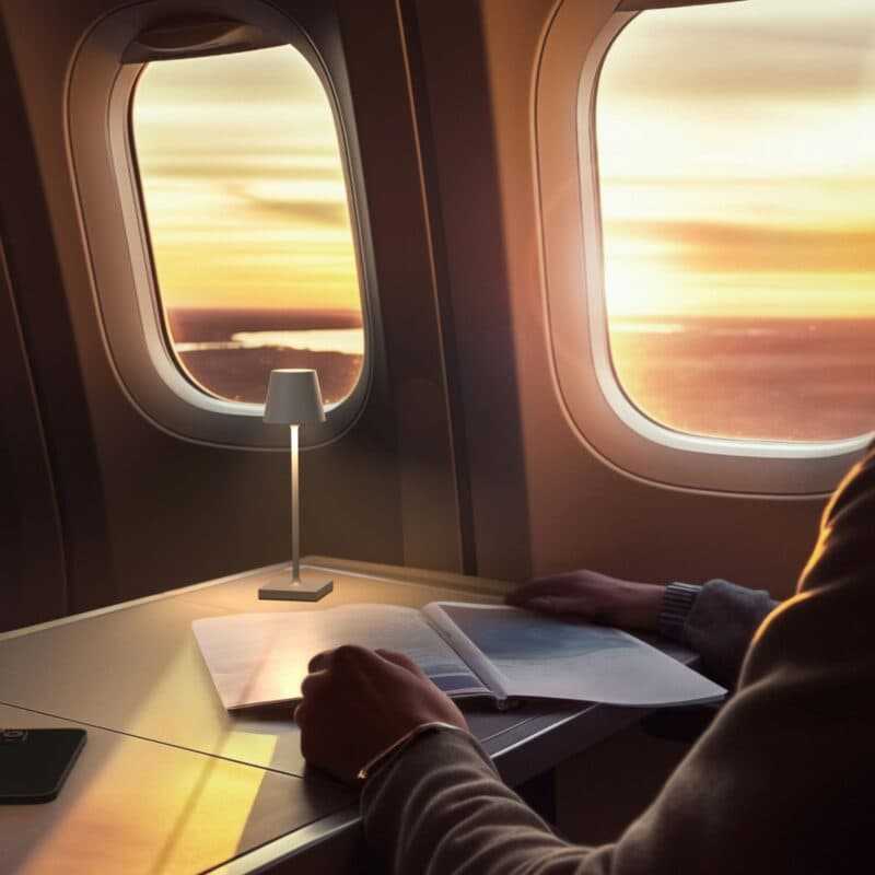 Sigor Akku-Tischleuchte Nuindie pocket in Nebelgrau Ambientebeispiel