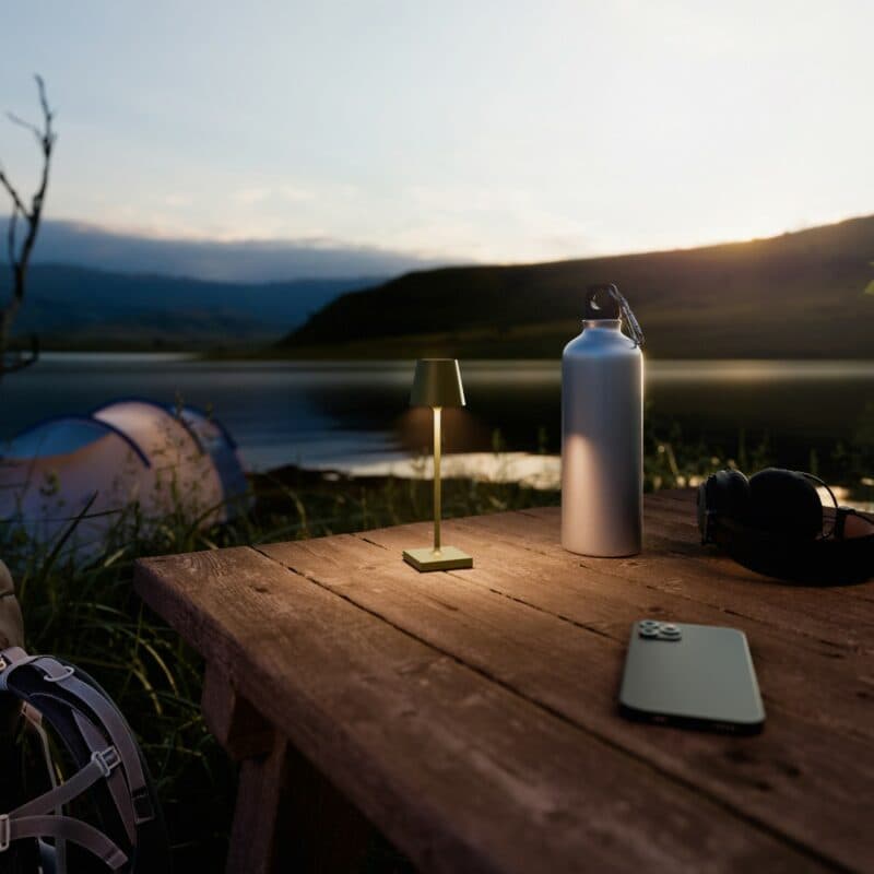 Sigor Akku-Tischleuchte Nuindie pocket in Tannengrün Ambientebeispiel