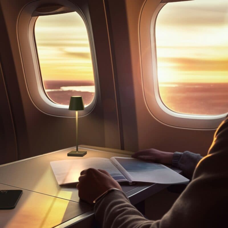 Sigor Akku-Tischleuchte Nuindie pocket in Tannengrün Ambientebeispiel